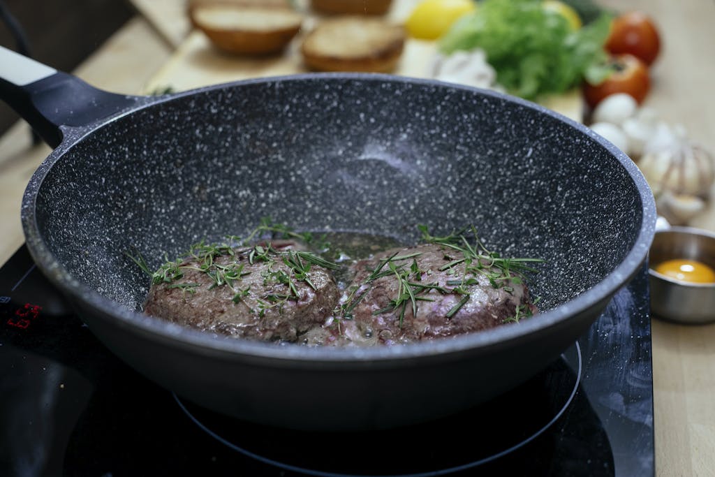 Braadpan met stukje vlees