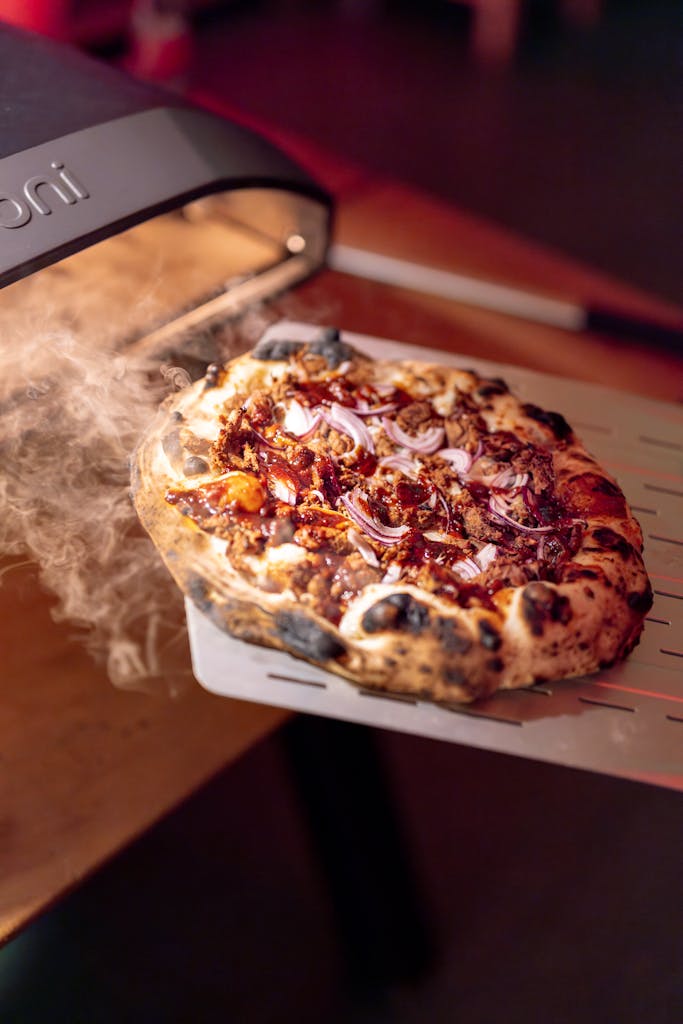 Verse pizza uit een pizzaoven, onmisbaar in de italiaanse keuken